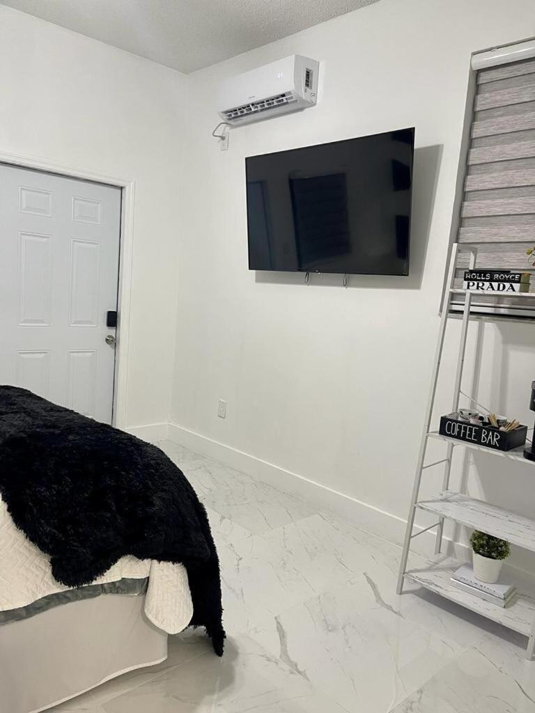 Cozy Studio, Prime Location, Remodeled, 1 Parking West Palm Beach Esterno foto